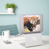Roodrode panda sticker (Laptop op bureau)