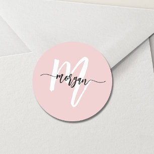 Roodroze Moderne Script Meisjesachtig Monogram Naa Ronde Sticker
