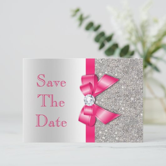 Roodroze namaak hoedenspeld & diamanten Save The D Save The Date (Staand voorkant)
