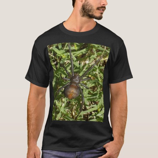Roodspin op groene gras, t-shirt (Voorkant)
