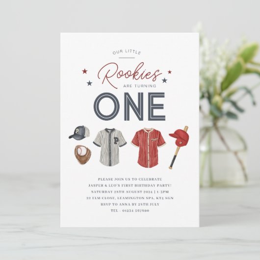 Rookie 1er Anniversaire Jumeaux - Une invitation (Debout devant)