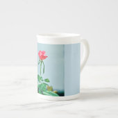 Roos bloom en bud op beenderporseleinen mok (Voorkant rechts)