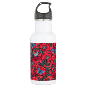 Roos en vlinders in rood en blauw waterfles 