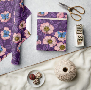 Roos en vlinders in roze en paarse cadeaupapier