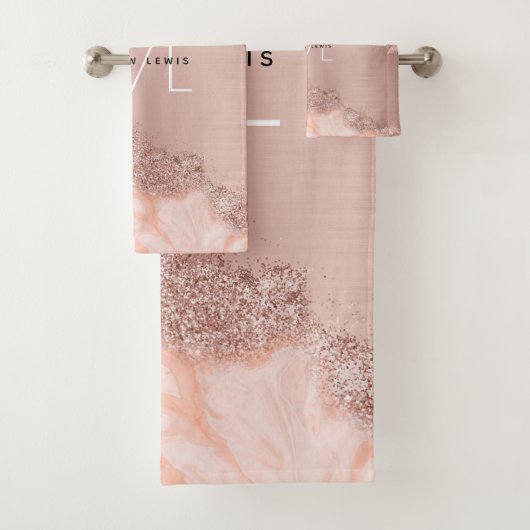 Roos Gold Blush Roze Geode Glitter Monogram Bad Handdoek (Insitu)
