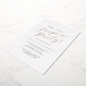 Roos Gold Elegant Script Surprise Party Folie Uitnodiging (Gedraaid)
