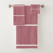 Roos Gold Geometric White Stripes Bad Handdoek (Insitu)