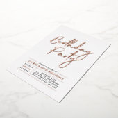 Roos Gold Modern penseel script volwassen verjaard Folie Uitnodiging (Gedraaid)