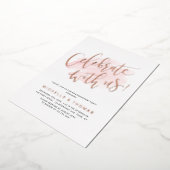 Roos Gold vieren met ons Script Modern Simple Folie Uitnodiging (Gedraaid)