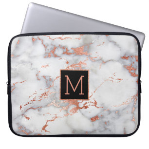 roos goud en zwart monogram op marmer laptop sleeve
