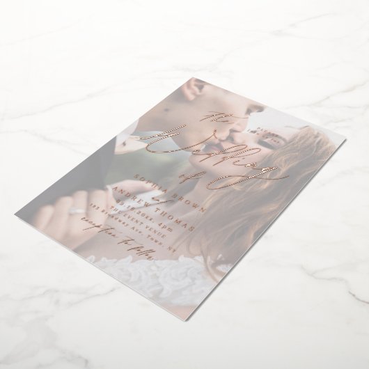 Roos goud modern script minimalistisch fotohuwelij folie uitnodiging (Gedraaid)