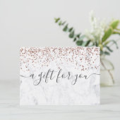 Roos gouden witte marmer met elegant cadeaubon (Staand voorkant)