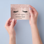 Roos goudglitter met een schoonheidssalon flyer (Hand)