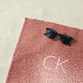 Roos goudmonogram initialen naam minimalistisch strandlaken (In situ)