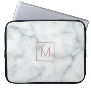 roos goudmonogram op marmer laptop sleeve
