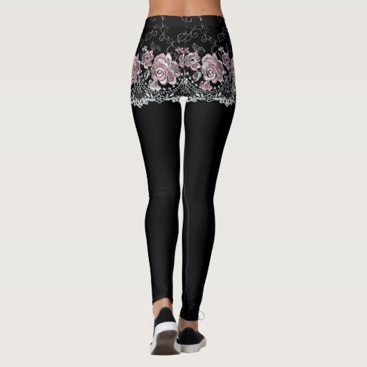 Roos Lace Girdle Shorts op zwarte Leggings (Achterkant)