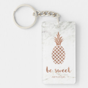 Roos Roze ananas op witte marmer Wees zoet Sleutelhanger