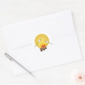 Roosteren Marshmallows boven kampvuur Ronde Sticker (Envelop)