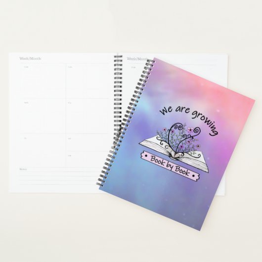 Rosa Blumen, die aus Buch wachsen Planner (Display)