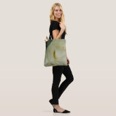 Rose blanche sur le sac d'impression (Sur le modèle)