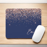 Rose bleu marine or - Parties scintillant rose pâl<br><div class="desc">Marine Bleu et or Rose - Parties scintillant à étincelle rose pâle broyée Nom du monogramme métallique et Mousepad initial (pavé de souris). Cela rend le cadeau parfait pour 16 ans,  mariage,  douche nuptiale,  anniversaire,  baby shower ou bachelorette pour quelqu'un qui aime le luxe glam et les styles chic.</div>