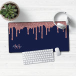 Rose bleu marine Parties scintillant étincelante o<br><div class="desc">Girly Navy Blue et Rose Gold Sparkle Parties scintillant Drips Monogram Mouse Pad Desk Mat avec nos gouttes de fausse parties scintillant branchée en or rose/rose sur un arrière - plan bleu marine chic. Veuillez nous contacter à cedarandstring@gmail.com si vous avez besoin d'aide pour la conception ou les produits correspondants....</div>