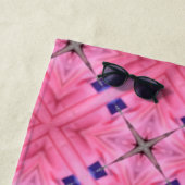 Rose Clair Sur Toute La Serviette De Plage Motif (En situation)