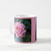 Rose complète sur une tasse de café (Devant gauche)