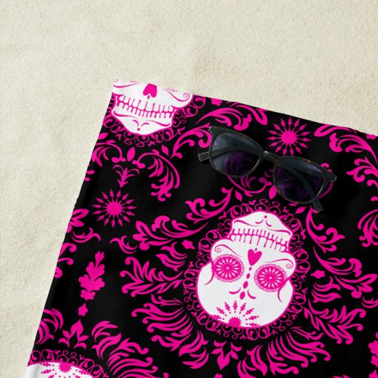 Rose Damas mortes sur Skulls Sugar Noir Serviette (En situation)