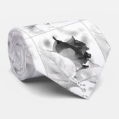 Rose de noir sur la cravate blanche, artistique et (Roulé)