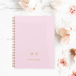 Rose et or | Monogramme moderne<br><div class="desc">Ce design de planificateur moderne est doté d'un arrière - plan rose vif,  avec vos initiales en gras de couleur or pour un look simple et chic.</div>