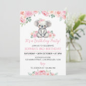 Rose Floral Koala Girl Anniversaire Invitation (Debout devant)