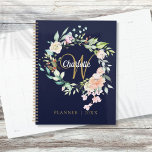 Rose Floral Script Monogramme Marine Blue Gold<br><div class="desc">Joli planificateur monogramme,  avec un joli nom de script blanc avec une initiale en or complaisante qui est encadrée par une délicate aquarelle rose fleurie sur un arrière - plan bleu marine. Personnalisez pour créer un cadeau spécial de conservation au trésor! Conçu par Thisisnotme©</div>