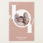 Rose Gold Custom Photo 2023 Planner<br><div class="desc">Ce planificateur moderne et élégant 2023 utilise le mot JOY en typographie audacieuse sur un arrière - plan doré rose rose roux. Facilement personnalisable avec votre photo,  année et nom.</div>