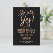 Rose Gold Elle A Dit Oui Engagement Invitation (Debout devant)