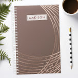 Rose Gold et Mauve Abstrait tendance personnalisée<br><div class="desc">Séjournez organisé dans le style avec cet or rose et mauve abstrait planificateur personnalisé tendance. Parfait pour les femmes qui aiment le design chic et contemporain, ce planificateur allie élégance et fonctionnalité. Les accents modernes abstraits motif et luxueux dorés rose ajoutent une touche de sophistication à votre planification quotidienne. Personnalisez-le...</div>