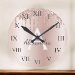 Rose Gold - Parties scintillant rose pâle Nom du m<br><div class="desc">Rose Gold - Blush Pink Faux Foil Parties scintillant à étincelle métallique brossé Monogramme en métal Nom et horloge murale de luxe initial. Cela rend le cadeau parfait pour 16 ans,  mariage,  douche nuptiale,  anniversaire,  baby shower ou bachelorette pour quelqu'un qui aime le luxe glam et les styles chic.</div>
