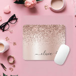 Rose Gold - Parties scintillant rose pâle Nom du m<br><div class="desc">Or rose - Faux Roses Bleu Parties scintillant à étincelles métalliques Brossé Monogramme en Métal Nom et Mousepad initial (pavé de souris) avec coeur cursif. Cela rend le cadeau parfait pour 16 ans, mariage, douche nuptiale, anniversaire, baby shower ou bachelorette pour quelqu'un qui aime le luxe glam et les styles...</div>