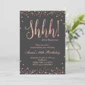 Rose Gold Surprise Anniversaire Fête Invitation (Debout devant)
