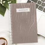 Rose Gold Wood Grain Abstrait Luxe Glam<br><div class="desc">Rose Gold Wood Grain Abstrait Luxe Glam Planner. Joli rose de bois de bois de motif de lignes métalliques luxueuses. Motif moderne et tendance. Personnalisez ce design personnalisé avec votre propre nom ou texte.</div>