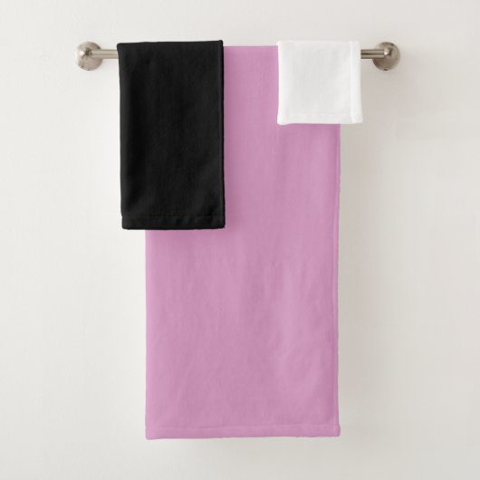 Rose, Gris, blanc et combinaison noire (En situation)
