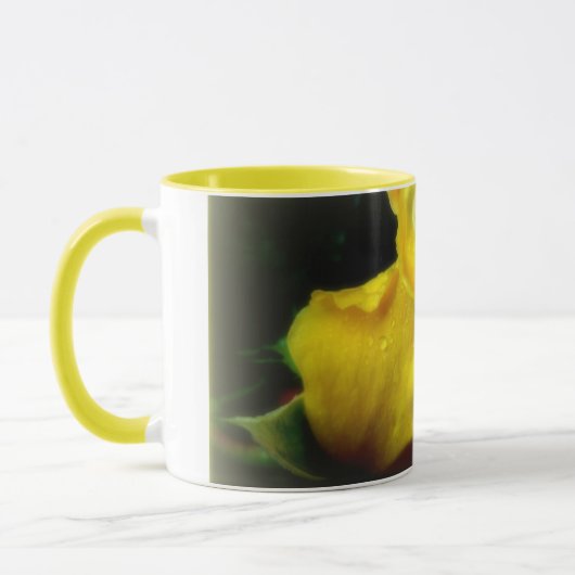 Rose jaune dans la pluie boisson Mug (Gauche)