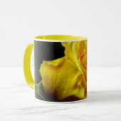 Rose jaune dans la pluie boisson Mug (Devant gauche)