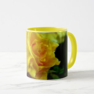 Rose jaune dans la pluie boisson Mug