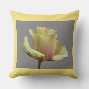 Rose jaune sur Gris + Poussière. Coussin couleur b