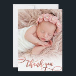 Rose moderne Gold Script Baby Girl Photo Merci<br><div class="desc">Moderne Élégante Chic Calligraphie Rose Gold Script Photo Nouveau-né Baby Girl Carte de remerciements. Dispose d'un joli texte "merci" dans un script de calligraphie manuscrit en faux feuille d'or rose pâle. À l'arrière, le message personnel pré-fait. Super pour la petite fille. Facile à personnaliser avec votre photo bébé et les...</div>