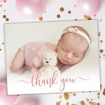 Rose moderne Gold Script Baby Photo Merci<br><div class="desc">Simple Moderne Élégante Calligraphie Rose Or Script Photo Nouveau-né Baby Merci Carte Faire-part de naissance. Dispose d'un beau texte "merci" dans une calligraphie manuscrite swash tail police script dans FAUX rose feuille or rose rose. Message personnel préfabriqué à l'arrière. Idéal pour bébé fille ou bébé garçon. Facile à personnaliser avec...</div>