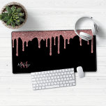 Rose noir  or Parties scintillant gouttes Monogram<br><div class="desc">Fille Noir et Rose Vernis de Parties scintillant or Éperche Monogram Souse Pad Desk Mat avec nos gouttes de fausse parties scintillant tendance en or rose/rose sur un arrière - plan noir chic. Veuillez nous contacter à cedarandstring@gmail.com si vous avez besoin d'aide pour la conception ou les produits correspondants.</div>
