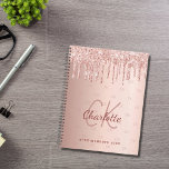 Rose or gouttes de monogramme script 2025<br><div class="desc">Un arrière - plan d'or rose avec d'élégantes gouttes d'or rose,  la peinture goutte à goutte. Personnalisez et ajoutez vos initiales de monogramme,  votre nom et un titre/année 20xx (ou toute année) Vos initiales de monogramme en tant que motif sur l'arrière - plan.</div>