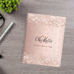 Rose or monogramme rose script 2025<br><div class="desc">Un arrière - plan d'or rose avec de l'or rose et des confettis roses. Personnalisez et ajoutez vos initiales de monogramme,  votre nom et un titre/année 20XX (ou toute année) Vos initiales de monogramme en tant que motif sur l'arrière - plan.</div>